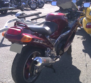 The Yoshi exhaust is the most obvious difference between this bike and my old one.  They are even the same color...